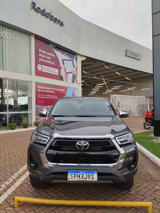 TOYOTA HILUX 2.8 D-4D TURBO DIESEL CD SRX 4X4 AUTOMÁTICO TOYOTA HILUX 2.8 D-4D TURBO DIESEL CD SRX 4X4 AUTOMÁTICO